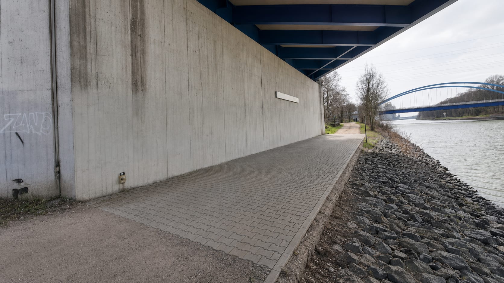 Dieselbe Wand nach der Graffiti-Entfernung, sauber