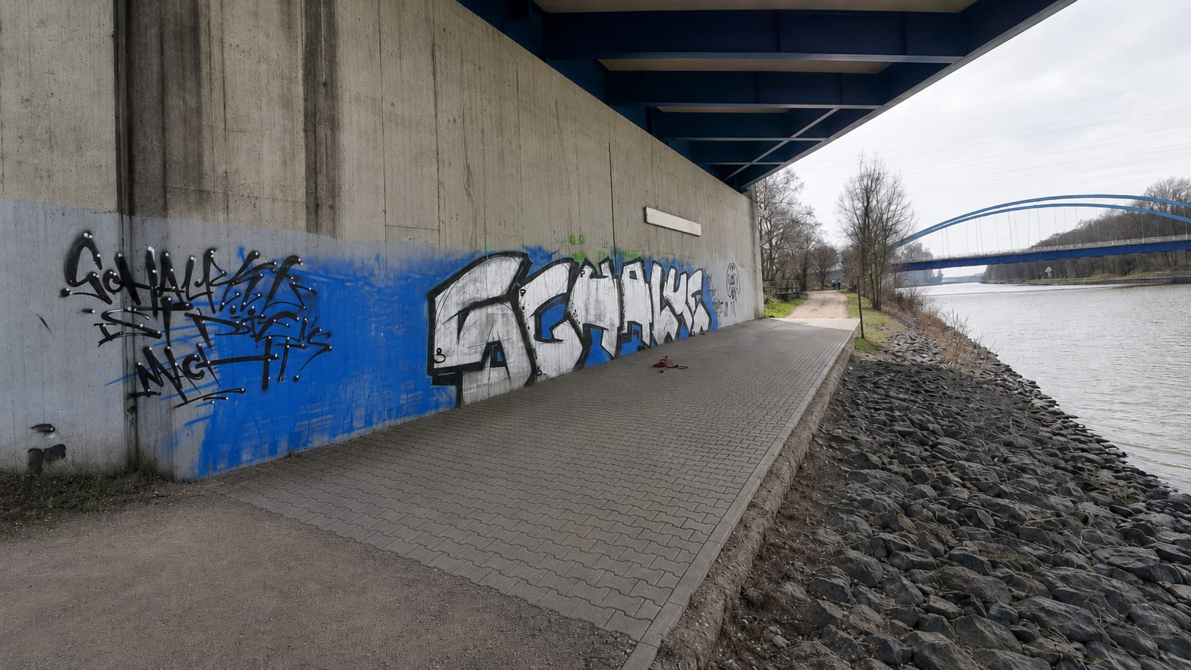 Wand mit Graffiti vor der Reinigung
